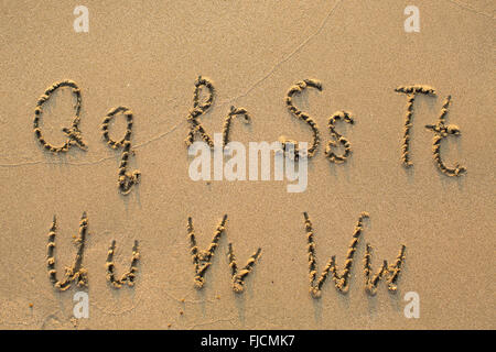 Alphabet geschrieben in hellen Sandstrand, Teil 3 von 4 (Q-W) Stockfoto