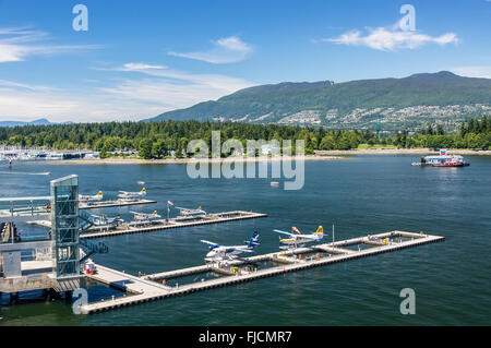 Zeile der Wasserflugzeuge im Vancouver Harbour Flight Centre. Stockfoto