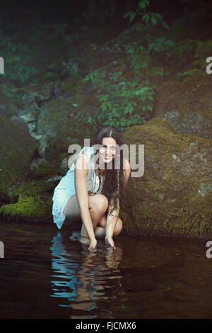 Glücklich lächelnde Frau in Stream Gewässern. Natürliche Porträt Stockfoto