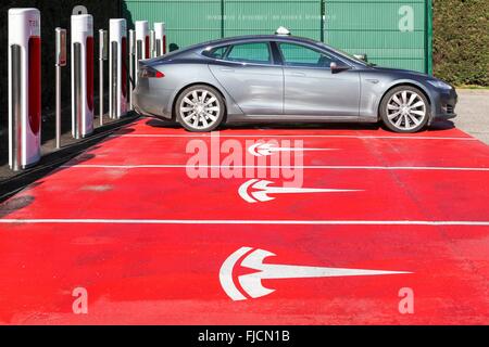 Tesla-Kompressor-Station und Parkplatz in Lyon, Frankreich Stockfoto