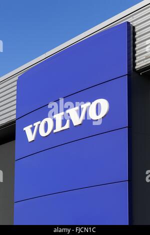 Volvo-Logo an der Wand Stockfoto