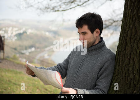 Junger Mann vor Rheine Fluss, Deutschland, über Karte Stockfoto