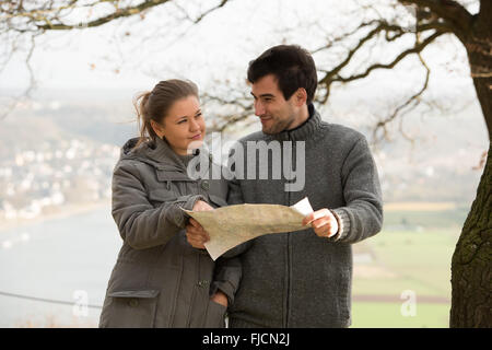 junges Paar, Mann und Frau vor Rheine Fluss, Deutschland Parkplan Stockfoto