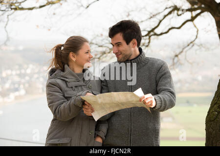 junges Paar, Mann und Frau vor Rheine Fluss, Deutschland Parkplan Stockfoto