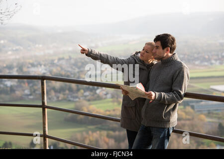 junges Paar, Mann und Frau vor Rheine Fluss, Deutschland Parkplan Stockfoto