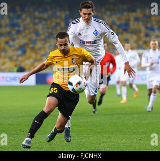 Kiew, Ukraine. 1. März 2016. Roman Yaremchuk des FC Dynamo Kyiv (R, in weiß) kämpft für eine Kugel mit Serhiy Chebotayev des FC Oleksandria während ihrer ukrainischen Cup Viertelfinale Spiel NSK Olimpiyskyi Stadium in Kiew. Bildnachweis: Oleksandr Prykhodko/Alamy Live-Nachrichten Stockfoto