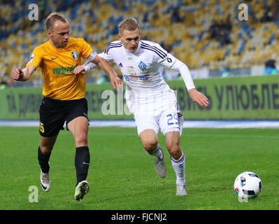 Kiew, Ukraine. 1. März 2016. Vitaliy Buyalskiy des FC Dynamo Kyiv (R, in weiß) kämpft für eine Kugel mit Andriy Zaporozhan des FC Oleksandria während ihrer ukrainischen Cup Viertelfinale Spiel NSK Olimpiyskyi Stadium in Kiew. Bildnachweis: Oleksandr Prykhodko/Alamy Live-Nachrichten Stockfoto