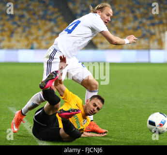 Kiew, Ukraine. 1. März 2016. Domagoj Vida des FC Dynamo Kyiv (in weiß) kämpft für eine Kugel mit Yuriy Putrash des FC Oleksandria während ihrer ukrainischen Cup Viertelfinale Spiel NSK Olimpiyskyi Stadium in Kiew. Bildnachweis: Oleksandr Prykhodko/Alamy Live-Nachrichten Stockfoto