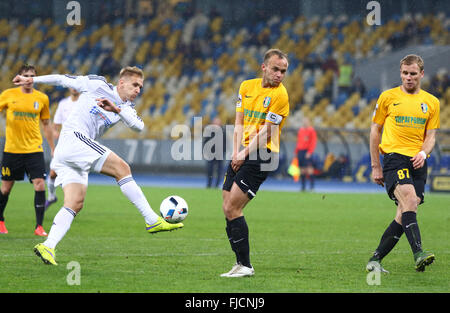 Kiew, Ukraine. 1. März 2016. Lukasz Teodorczyk (L, in weiß) kickt den Ball während der ukrainischen Cup Viertelfinale Hinspiel Spiel gegen FC Oleksandria NSK Olimpiyskyi Stadium in Kiew. Bildnachweis: Oleksandr Prykhodko/Alamy Live-Nachrichten Stockfoto