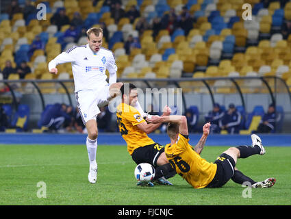 Kiew, Ukraine. 1. März 2016. Oleh Gusev (L, in weiß) kickt den Ball während der ukrainischen Cup Viertelfinale Hinspiel Spiel gegen FC Oleksandria NSK Olimpiyskyi Stadium in Kiew. Bildnachweis: Oleksandr Prykhodko/Alamy Live-Nachrichten Stockfoto