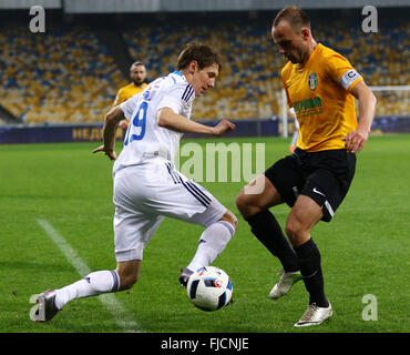 Kiew, Ukraine. 1. März 2016. Denys Garmash des FC Dynamo Kyiv (L, in weiß) kämpft für eine Kugel mit Andriy Zaporozhan des FC Oleksandria während ihrer ukrainischen Cup Viertelfinale Spiel NSK Olimpiyskyi Stadium in Kiew. Bildnachweis: Oleksandr Prykhodko/Alamy Live-Nachrichten Stockfoto