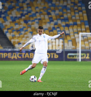 Kiew, Ukraine. 1. März 2016. Yevhen Khacheridi des FC Dynamo Kyiv steuert eine Kugel während der ukrainischen Cup Viertelfinale Hinspiel Spiel gegen FC Oleksandria NSK Olimpiyskyi Stadium in Kiew. Bildnachweis: Oleksandr Prykhodko/Alamy Live-Nachrichten Stockfoto