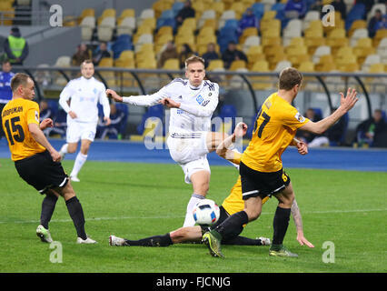 Kiew, Ukraine. 1. März 2016. Lukasz Teodorczyk (in weiß) kickt den Ball während der ukrainischen Cup Viertelfinale Hinspiel Spiel gegen FC Oleksandria NSK Olimpiyskyi Stadium in Kiew. Bildnachweis: Oleksandr Prykhodko/Alamy Live-Nachrichten Stockfoto