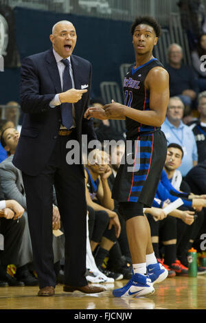 Villanova, Pennsylvania, USA. 1. März 2016. DePaul Blue Demons Cheftrainer Dave Leitao reagiert als Wache, die Eli Cain (11) ihm bei den NCAA-Basketball-Spiel zwischen der DePaul Blue Dämonen und die Villanova Wildcats im Pavillon in Villanova, Pennsylvania überkommt. © Csm/Alamy Live-Nachrichten Stockfoto