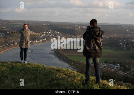 junges Paar, Mann und Frau, Fotografien mit Dslr vor Fluss Rheine, Deutschland Stockfoto