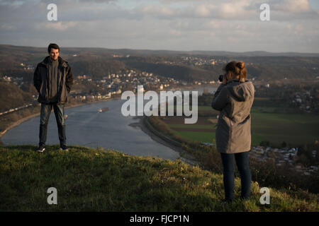 junges Paar, Mann und Frau, Fotografien mit Dslr vor Fluss Rheine, Deutschland Stockfoto