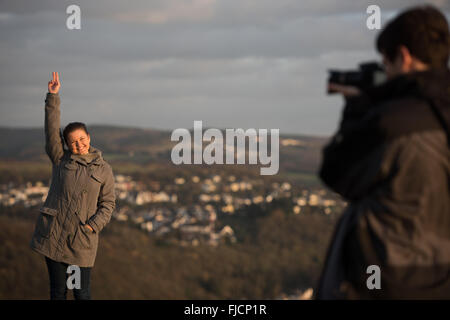 junges Paar, Mann und Frau, Fotografien mit Dslr vor Fluss Rheine, Deutschland Stockfoto