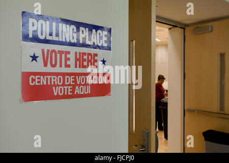 Arlington, Virginia, USA. März 2016. Virginians gaben ihre Stimmen an einem Sammelplatz für die US-Präsidentschaftswahl in Arlington ab, an diesem Super Tuesday. Abgebildet: Schild „Wahlplatz, hier abstimmen“. B Christopher/Alamy Live News Stockfoto