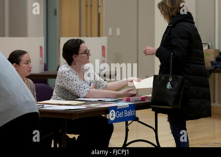 Arlington, Virginia, USA. 1. März 2016. Virginians stimmen ihre in einem pooling Ort für die Vereinigten Staaten Präsidentenprimär in Arlington, auf dieser Super Tuesday. Bildnachweis: B Christopher/Alamy Live-Nachrichten Stockfoto