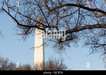 Washington DC - 6. Dezember 2015: The Washinton Monument auf einem sonnigen, blaue fuhr Tag im Spätherbst angesehen. Stockfoto