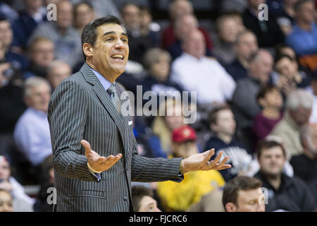 Villanova, Pennsylvania, USA. 1. März 2016. Villanova Wildcats Cheftrainer Jay Wright reagiert während der NCAA Basketball-Spiel zwischen der DePaul Blue Dämonen und die Villanova Wildcats im Pavillon in Villanova, Pennsylvania. Villanova Wildcats gewann 83-62. Christopher Szagola/CSM/Alamy Live-Nachrichten Stockfoto