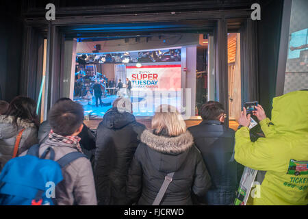 New York, USA. 1. März 2016. Zuschauer beobachten die ABC Eyewitness News-Studios am Times Square in New York als Arbeitnehmer bereit für ihre Berichterstattung Superdienstag am 1. März 2016. (© Richard B. Levine) Bildnachweis: Richard Levine/Alamy Live-Nachrichten Stockfoto