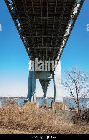 Die Unterseite der berühmten Verrazano-Narrows-Brücke von Fort Wadsworth in Staten Island, New York gesehen. Stockfoto