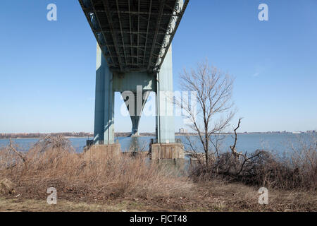 Die Unterseite der berühmten Verrazano-Narrows-Brücke von Fort Wadsworth in Staten Island, New York gesehen. Stockfoto