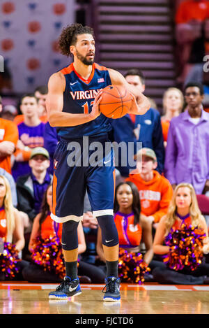 Virginia Cavaliers forward Anthony Gill (13) während der NCAA Basketball-Spiel zwischen Virginia und Clemson auf Dienstag, 1. März 2016 in Bon Secours Arena in Greenville, SC David Bräutigam/CSM Stockfoto