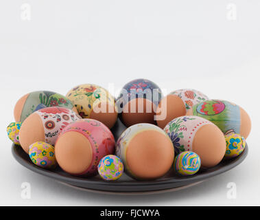 Ostereier und Pralinen auf schwarze Platte closeup Stockfoto
