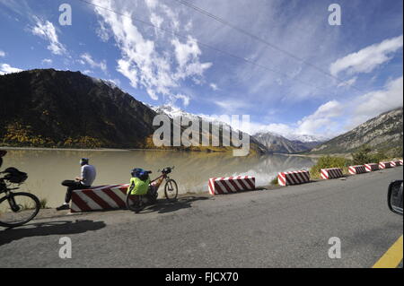 Tibet, Tibet, CHN. 1. März 2016. Rawu See liegt die 27 Quadratkilometer in 318 National Road, mit 3807 Metern Höhe und einer Länge von 26 km. Laguna-Gletscher ist die wichtigste Wasserquelle beim Schmelzen. Bildnachweis: SIPA Asien/ZUMA Draht/Alamy Live-Nachrichten Stockfoto