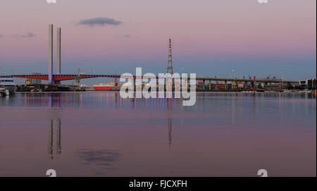 Bolte Bridge, Melbourne und große Cargo Schiff im frühen Morgenlicht Stockfoto