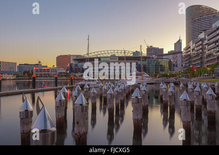 Melbourne, Australien - 21. Februar 2016: Etihad Stadium betrachtet von Docklands Uferpromenade mit Yachten und Poller Stockfoto