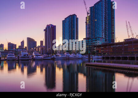 Docklands, Melbourne Hochhaus Wohngebäude und festgemachten Jachten im Morgengrauen Stockfoto