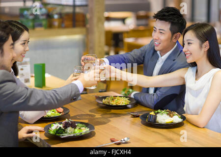 Chinesischen Freunden beim Abendessen zusammen Stockfoto