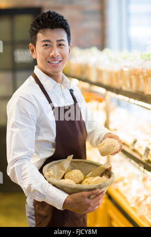 Junge chinesische Mann arbeitet in der Bäckerei Stockfoto