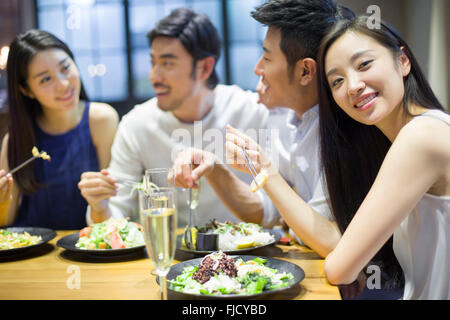 Chinesischen Freunden beim Abendessen zusammen Stockfoto