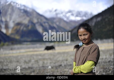 Tibet, Tibet, CHN. 1. März 2016. Rawu See liegt die 27 Quadratkilometer in 318 National Road, mit 3807 Metern Höhe und einer Länge von 26 km. Laguna-Gletscher ist die wichtigste Wasserquelle beim Schmelzen. Bildnachweis: SIPA Asien/ZUMA Draht/Alamy Live-Nachrichten Stockfoto