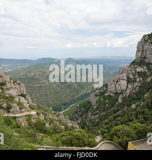 Hohen Winkel Panoramablick über Flusstal des Llobregat von Montserrat Abbey in Richtung Serra de Collcardus, Katalonien, Spanien. Stockfoto