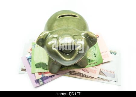 Ein Foto von grünen Sparschwein auf dem thailändischen Baht Geldschein. Stockfoto