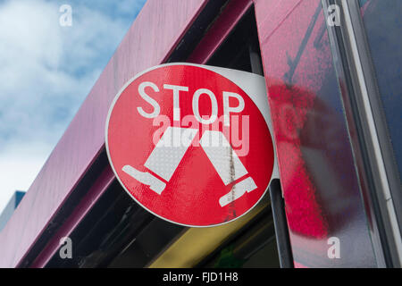 Stop-Schild in der Straßenbahn Stockfoto