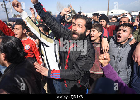 Athen, Griechenland. 1. März 2016. Flüchtlinge an der griechisch-mazedonischen Grenze, in der nördlichen griechischen Dorf Idomeni. Rund 7.000 Migranten, darunter viele aus Syrien und dem Irak, drängten sich in einem kleinen Lager an der griechischen Grenze Dorf Idomeni, und Hunderte mehr täglich kommen. Bildnachweis: Aristidis Vafeiadakis/ZUMA Draht/Alamy Live-Nachrichten Stockfoto