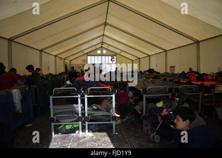 Athen, Griechenland. 1. März 2016. Flüchtlinge an der griechisch-mazedonischen Grenze, in der nördlichen griechischen Dorf Idomeni. Rund 7.000 Migranten, darunter viele aus Syrien und dem Irak, drängten sich in einem kleinen Lager an der griechischen Grenze Dorf Idomeni, und Hunderte mehr täglich kommen. Bildnachweis: Aristidis Vafeiadakis/ZUMA Draht/Alamy Live-Nachrichten Stockfoto