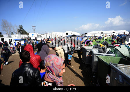 Athen, Griechenland. 1. März 2016. Flüchtlinge an der griechisch-mazedonischen Grenze, in der nördlichen griechischen Dorf Idomeni. Rund 7.000 Migranten, darunter viele aus Syrien und dem Irak, drängten sich in einem kleinen Lager an der griechischen Grenze Dorf Idomeni, und Hunderte mehr täglich kommen. Bildnachweis: Aristidis Vafeiadakis/ZUMA Draht/Alamy Live-Nachrichten Stockfoto