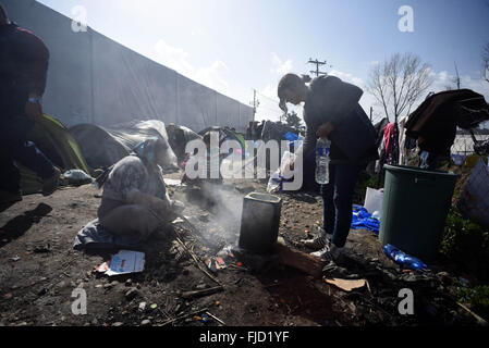 Athen, Griechenland. 1. März 2016. Flüchtlinge an der griechisch-mazedonischen Grenze, in der nördlichen griechischen Dorf Idomeni. Rund 7.000 Migranten, darunter viele aus Syrien und dem Irak, drängten sich in einem kleinen Lager an der griechischen Grenze Dorf Idomeni, und Hunderte mehr täglich kommen. Bildnachweis: Aristidis Vafeiadakis/ZUMA Draht/Alamy Live-Nachrichten Stockfoto