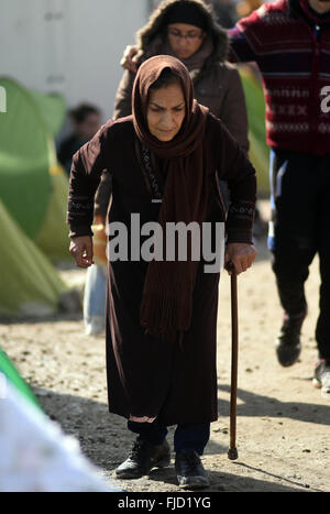 Athen, Griechenland. 1. März 2016. Flüchtlinge an der griechisch-mazedonischen Grenze, in der nördlichen griechischen Dorf Idomeni. Rund 7.000 Migranten, darunter viele aus Syrien und dem Irak, drängten sich in einem kleinen Lager an der griechischen Grenze Dorf Idomeni, und Hunderte mehr täglich kommen. Bildnachweis: Aristidis Vafeiadakis/ZUMA Draht/Alamy Live-Nachrichten Stockfoto