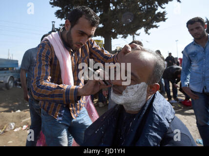 Athen, Griechenland. 1. März 2016. Flüchtlinge an der griechisch-mazedonischen Grenze, in der nördlichen griechischen Dorf Idomeni. Rund 7.000 Migranten, darunter viele aus Syrien und dem Irak, drängten sich in einem kleinen Lager an der griechischen Grenze Dorf Idomeni, und Hunderte mehr täglich kommen. Bildnachweis: Aristidis Vafeiadakis/ZUMA Draht/Alamy Live-Nachrichten Stockfoto