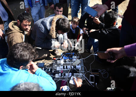 Athen, Griechenland. 1. März 2016. Flüchtlinge an der griechisch-mazedonischen Grenze, in der nördlichen griechischen Dorf Idomeni. Rund 7.000 Migranten, darunter viele aus Syrien und dem Irak, drängten sich in einem kleinen Lager an der griechischen Grenze Dorf Idomeni, und Hunderte mehr täglich kommen. Bildnachweis: Aristidis Vafeiadakis/ZUMA Draht/Alamy Live-Nachrichten Stockfoto