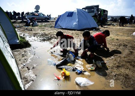 Athen, Griechenland. 1. März 2016. Flüchtlinge an der griechisch-mazedonischen Grenze, in der nördlichen griechischen Dorf Idomeni. Rund 7.000 Migranten, darunter viele aus Syrien und dem Irak, drängten sich in einem kleinen Lager an der griechischen Grenze Dorf Idomeni, und Hunderte mehr täglich kommen. Bildnachweis: Aristidis Vafeiadakis/ZUMA Draht/Alamy Live-Nachrichten Stockfoto
