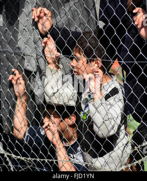 Athen, Griechenland. 1. März 2016. Flüchtlinge an der griechisch-mazedonischen Grenze, in der nördlichen griechischen Dorf Idomeni. Rund 7.000 Migranten, darunter viele aus Syrien und dem Irak, drängten sich in einem kleinen Lager an der griechischen Grenze Dorf Idomeni, und Hunderte mehr täglich kommen. Bildnachweis: Aristidis Vafeiadakis/ZUMA Draht/Alamy Live-Nachrichten Stockfoto